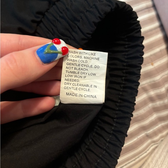 Black wide leg pants with flap pockets and elastic waistband - Picture 6 of 7